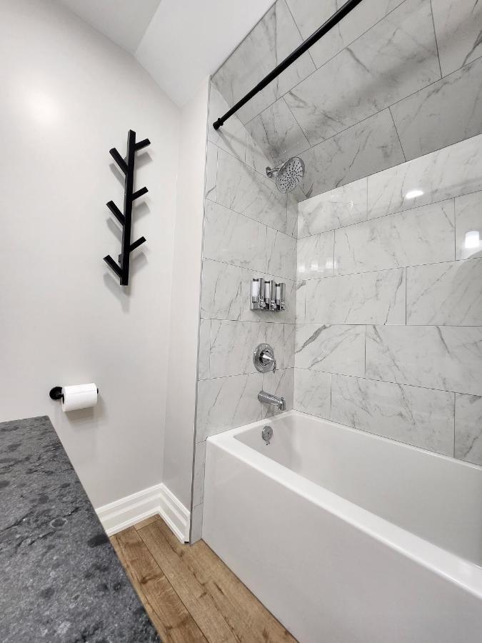 The Cozy Cove Modern King-Bedroom Full Apartment Sainte-Catherine エクステリア 写真