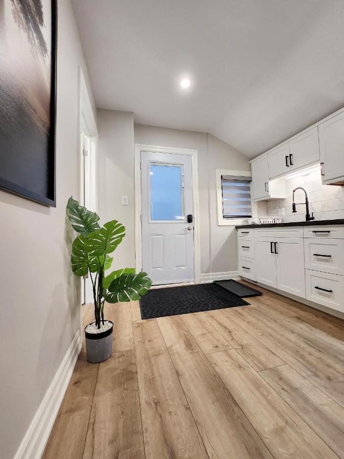 The Cozy Cove Modern King-Bedroom Full Apartment Sainte-Catherine エクステリア 写真