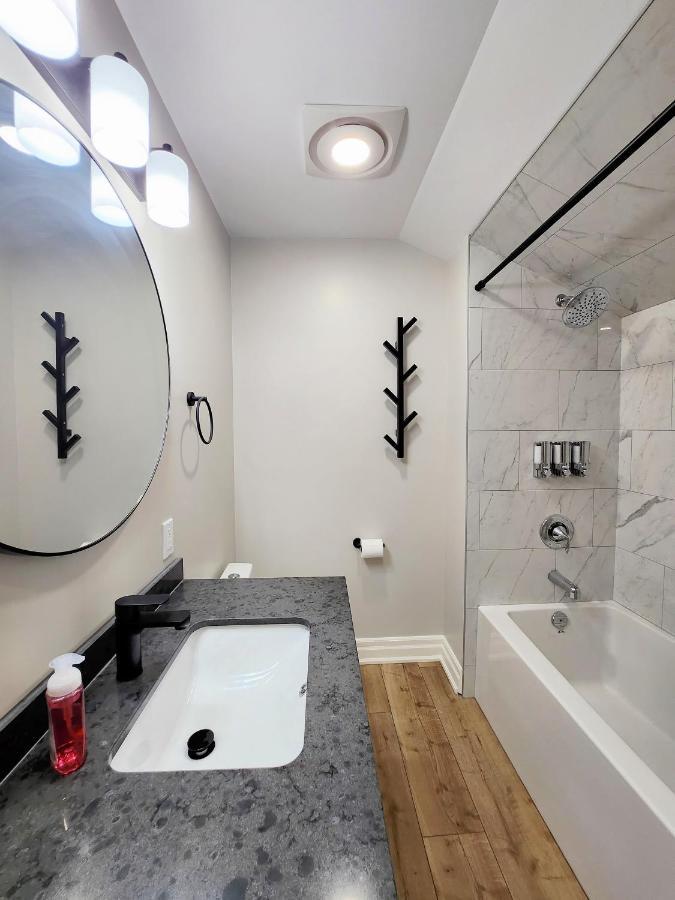 The Cozy Cove Modern King-Bedroom Full Apartment Sainte-Catherine エクステリア 写真