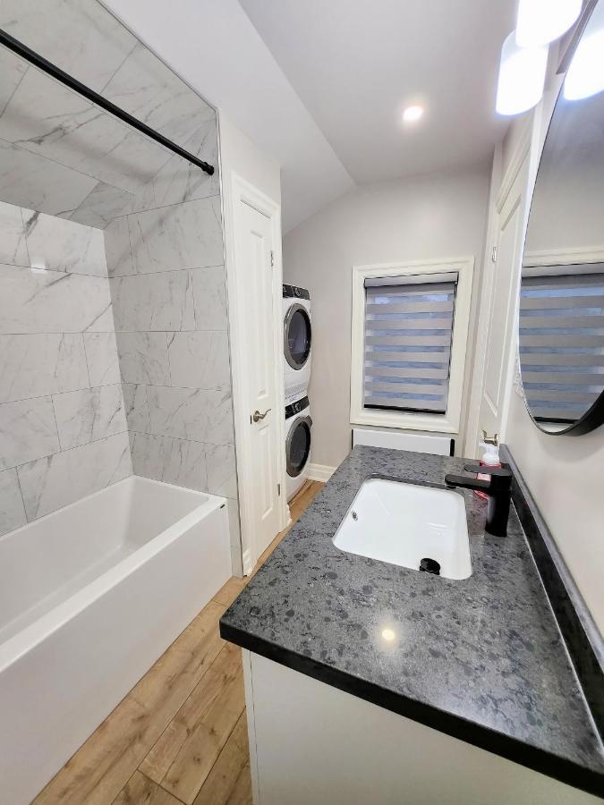 The Cozy Cove Modern King-Bedroom Full Apartment Sainte-Catherine エクステリア 写真