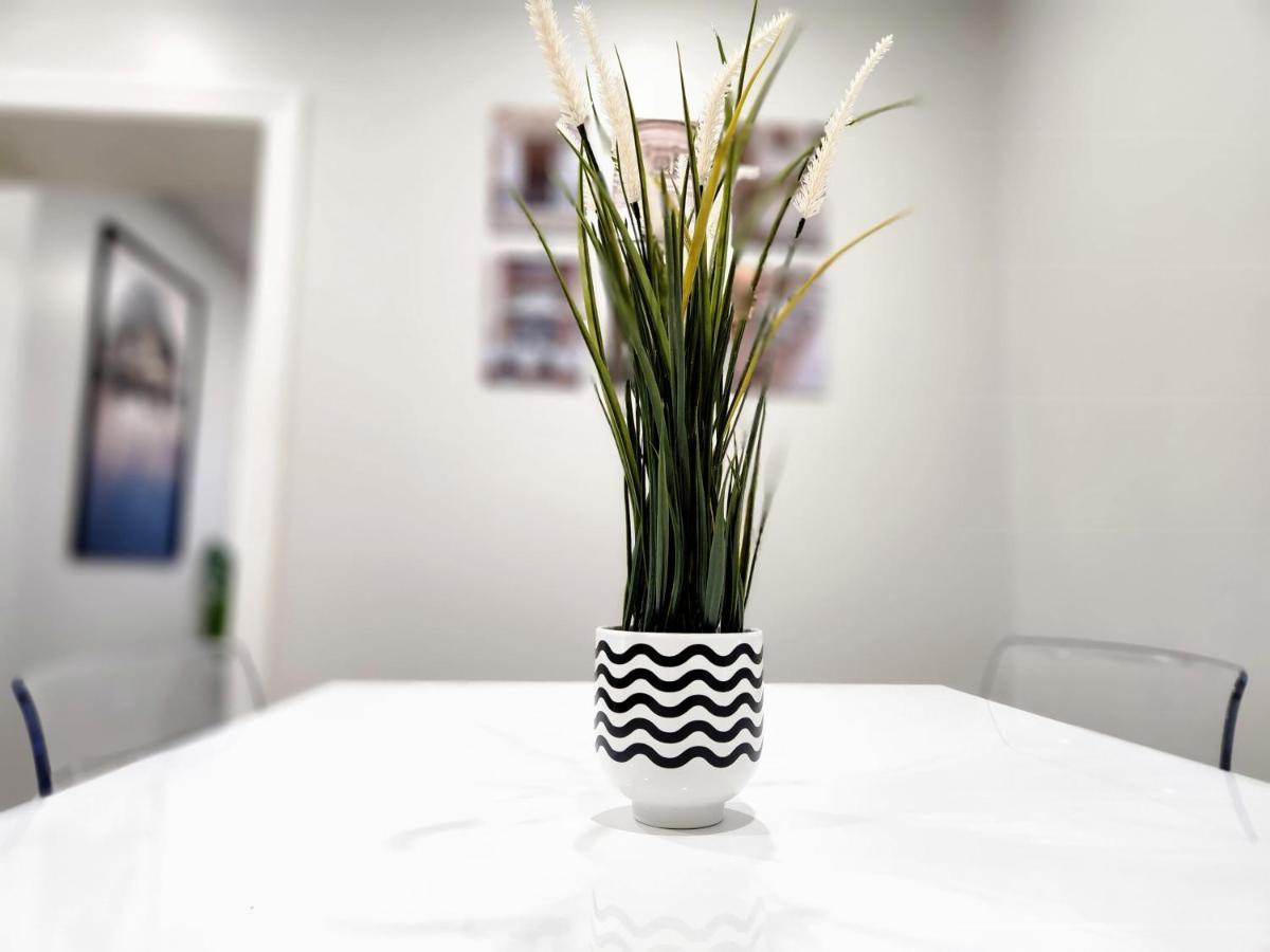 The Cozy Cove Modern King-Bedroom Full Apartment Sainte-Catherine エクステリア 写真